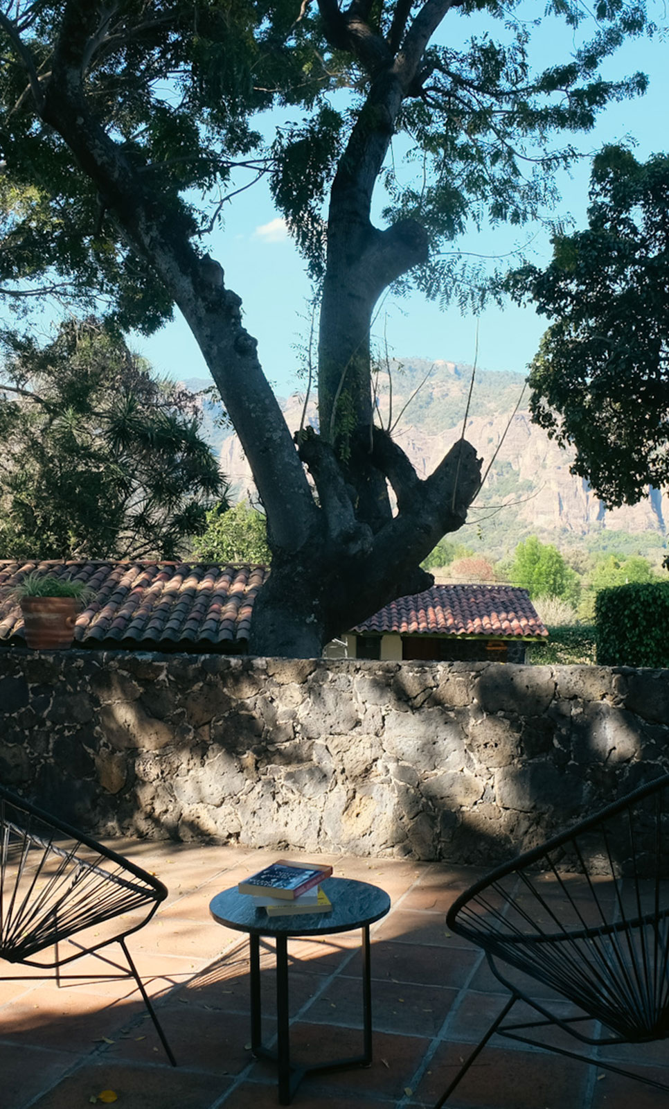 Villasmexiko-tepoztlan-hotel-villa2-exterior-sillas